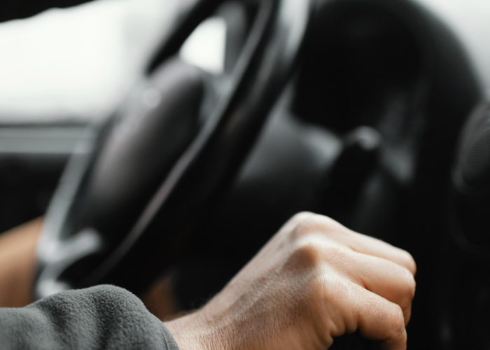 close-up-homem-no-carro-dirigindo