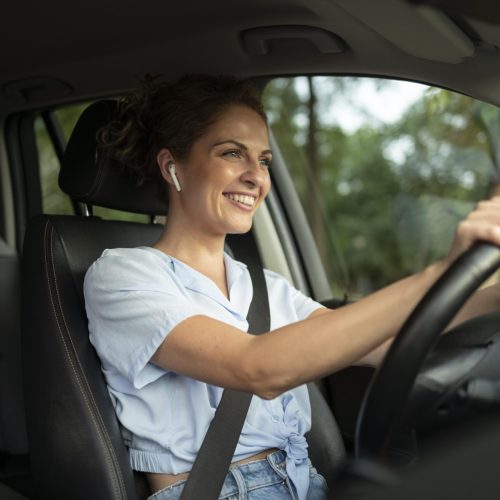 mulher-viajando-com-o-carro